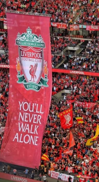 แบนเนอร์ You'll Never Walk Alone ขนาดใหญ่กางที่อัฒจันทร์แอนฟิลด์