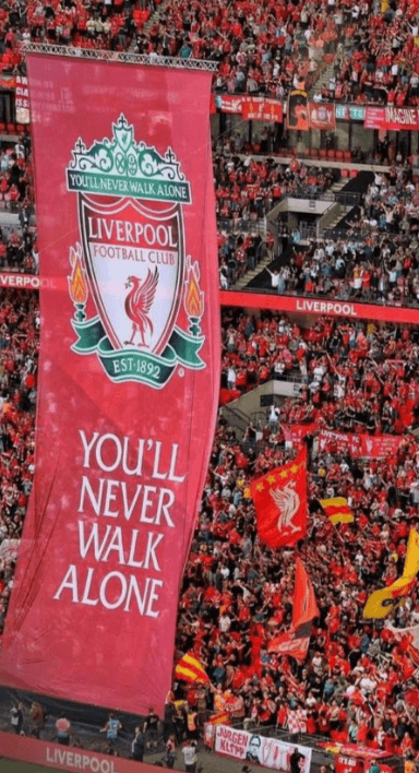 แบนเนอร์ You'll Never Walk Alone ขนาดใหญ่กางที่อัฒจันทร์แอนฟิลด์